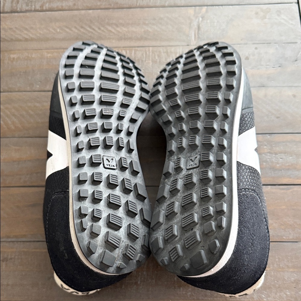 Veja Black and White Low-Top Sneakers - Picture 3 of 3